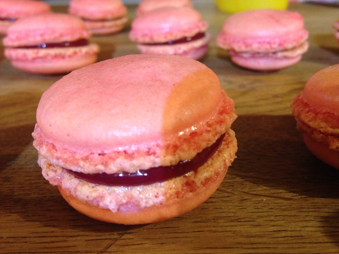  Filling red fruit macaroons 